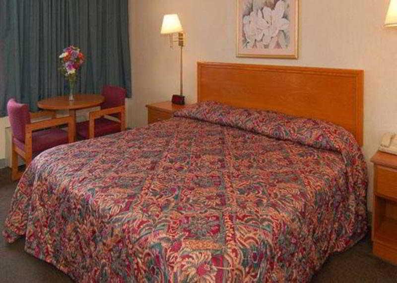 Rodeway Inn Woodbridge Phòng bức ảnh