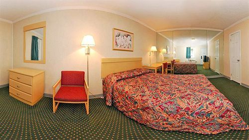 Rodeway Inn Woodbridge Ngoại thất bức ảnh